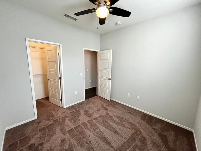 Building Photo - Modern 5B 4BA Townhome w/ AC in Playa Del ...