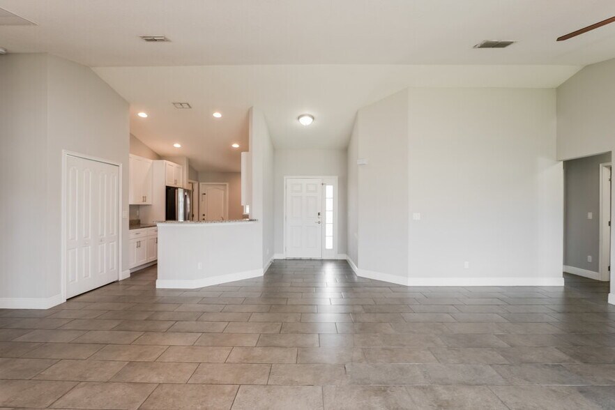 Building Photo - 433 Bloomfield Dr