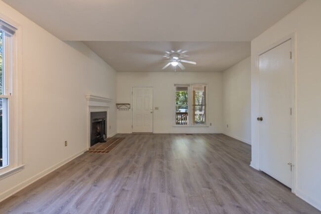 Building Photo - 2 Bedroom Duplex - Close to Campus!