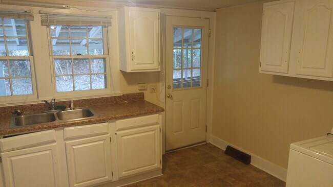 Building Photo - 2021 Webster Rd