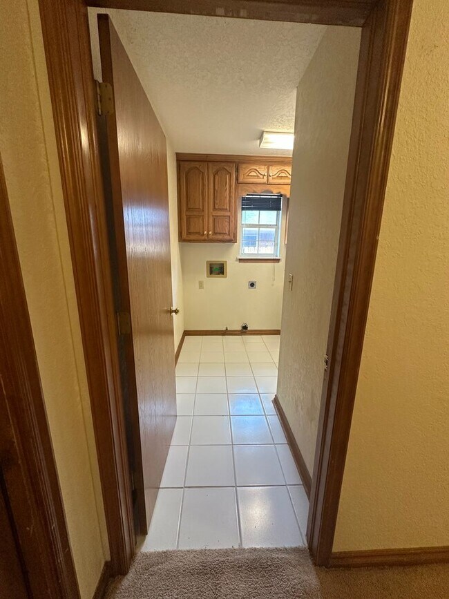 Building Photo - 4 Bed, 2.5 Bath Brick home with 2 car garage