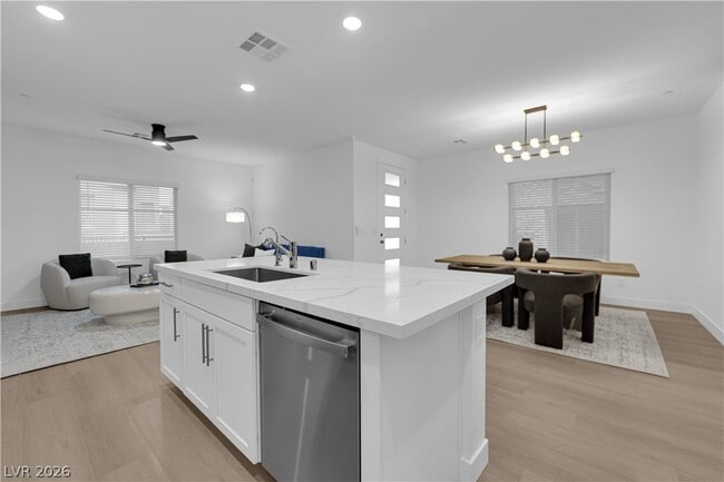 Building Photo - 600 N Carriage Hill Dr