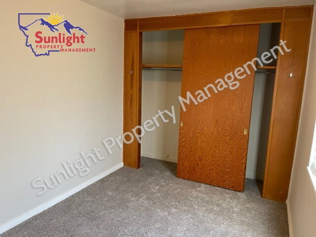 Building Photo - Charming 1 Bed 1 Bath End Unit Apartment