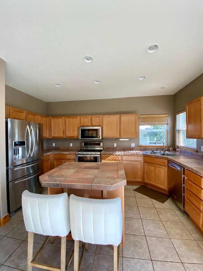 Building Photo - Immaculate 4 bed 3.5 Bath with Mountain Views and Unique Amenities!  Pet Friendly! Desirable 80922!