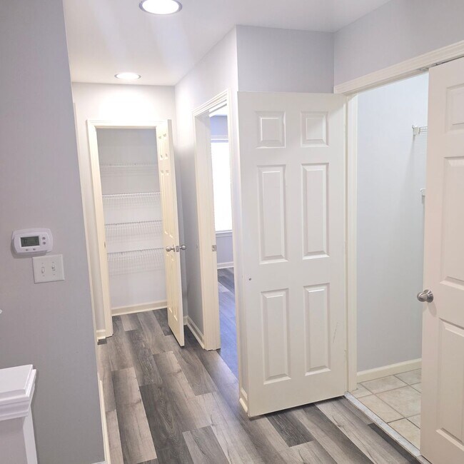 Building Photo - Spacious 3 BR / 2.5 BA in Birmingham!