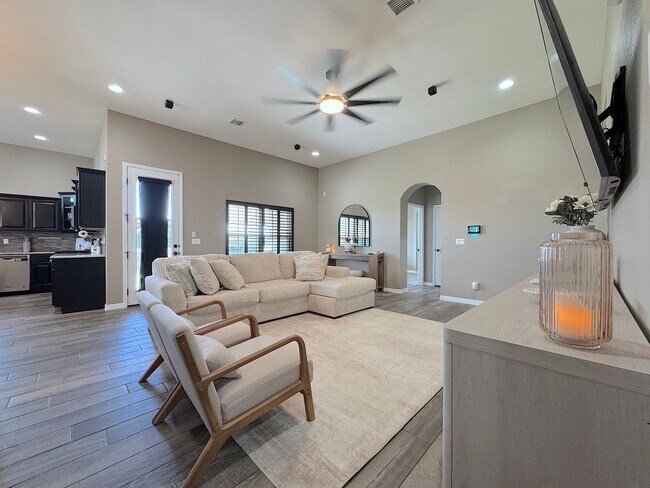 Building Photo - East El Paso 4bed/2bath Refrig A/C with Gorgeous Backyard!