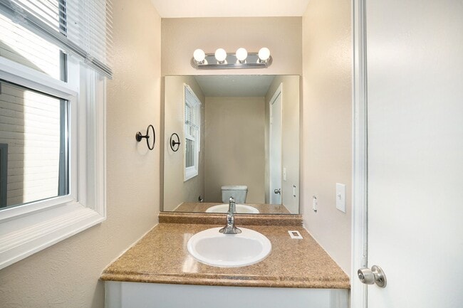 Building Photo - Newly Updates 4-Bedroom, 4-Bathroom Townhouse Available Immediately