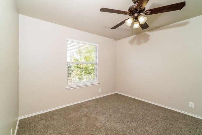 Building Photo - 207 Riders Walk