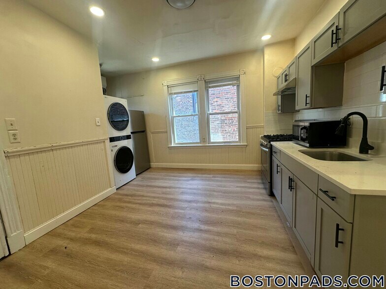 Building Photo - 127 Harrishof St