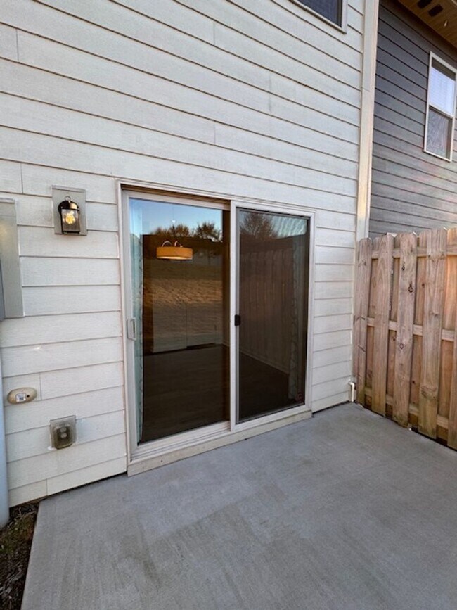 Building Photo - Charming 3-Bed, 2.5-Bath - Energy-Efficient Townhome in Simpsonville.  Discover your dream home i...