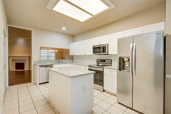 Building Photo - 18422 Auburn Woods Dr