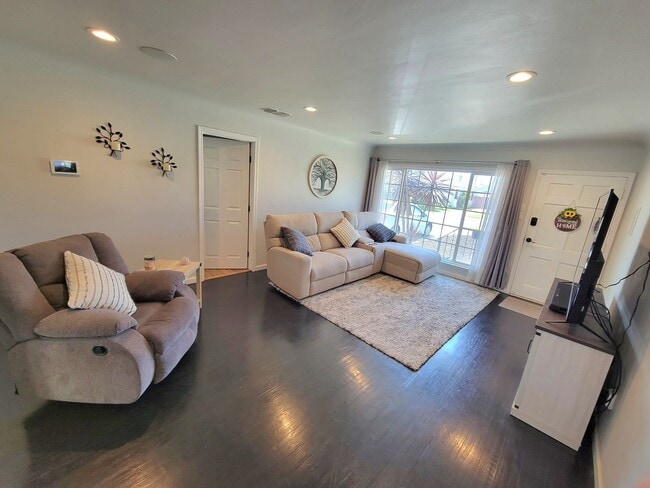 Building Photo - Great Single Family Home in West Long Beach