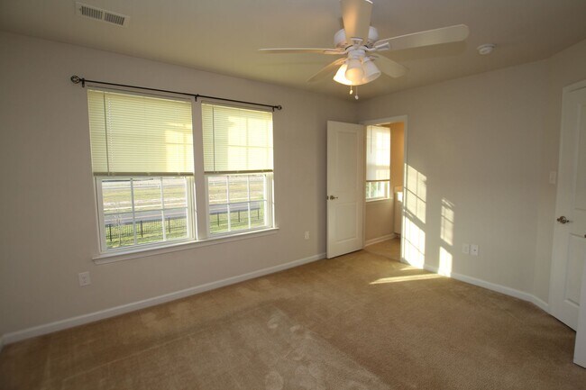 Building Photo - The Homestead- immaculate town home with community pool.