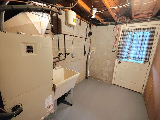 Building Photo - *Well-Maintained 3BD/1.5BA Townhouse Available in Whitehall*