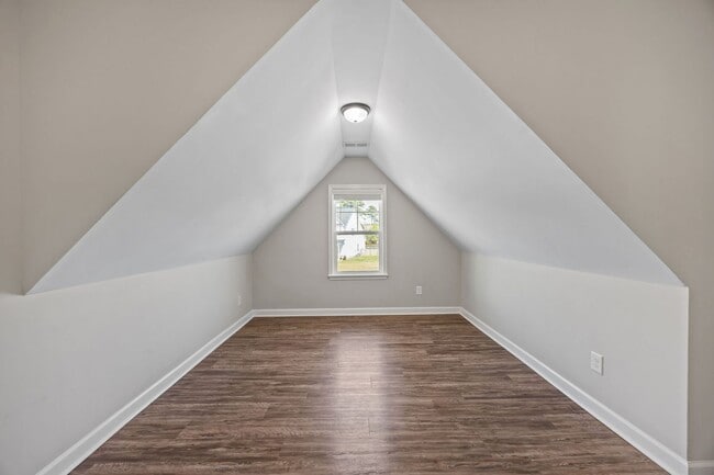 Building Photo - Welcome to Peyton's Lake!