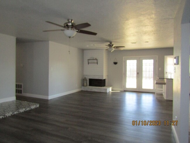 Building Photo - Great home located on the eastside, walking distance to MacArthur Schools.