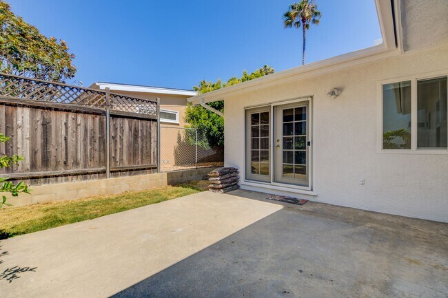 Building Photo - 3 Bedroom House in the Heart of Pacific Be...