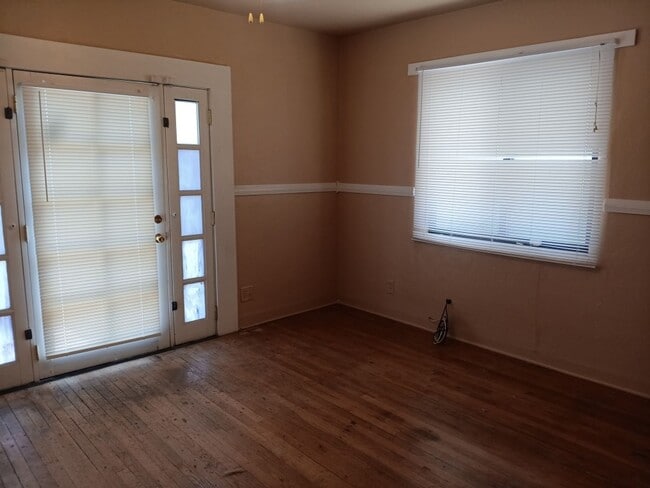 Building Photo - Charming 2-bedroom, 1-bathroom home! Showings available now! Move in special!!