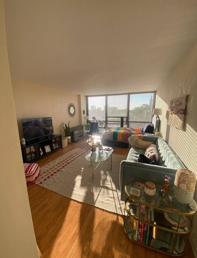 Building Photo - 1636 N Wells St