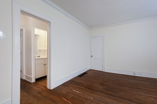 Building Photo - Spacious 1/1 Condo w/ Enclosed Patio & Off...