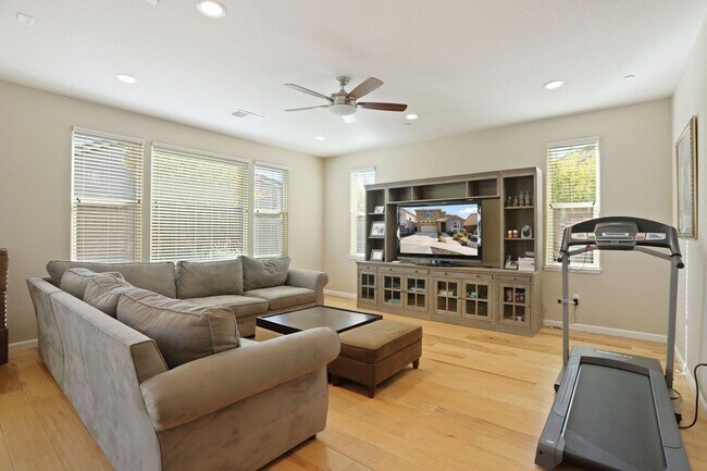 Building Photo - Beautiful home in desirable Spring Lake community Woodland