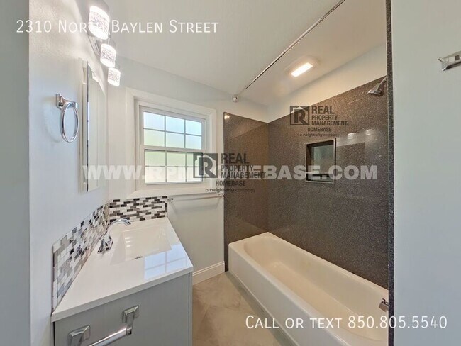 Building Photo - 2310 N Baylen St