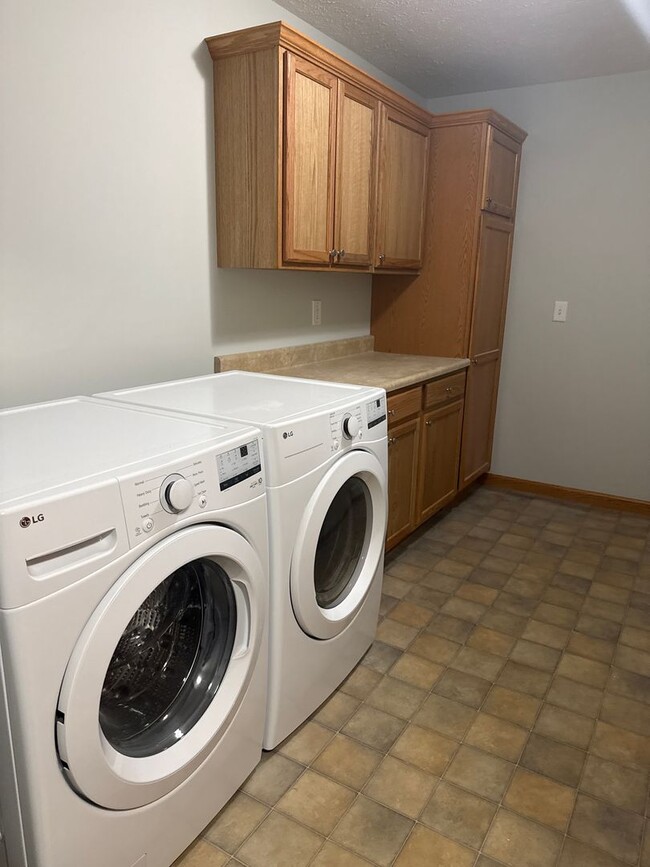 Building Photo - Newly renovated west side duplex with full basement!