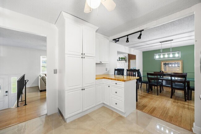 Building Photo - 8410 Smoketree Cir