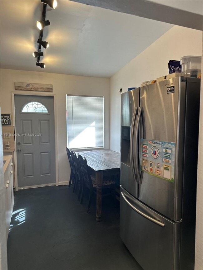 Building Photo - 420 NE 12th St