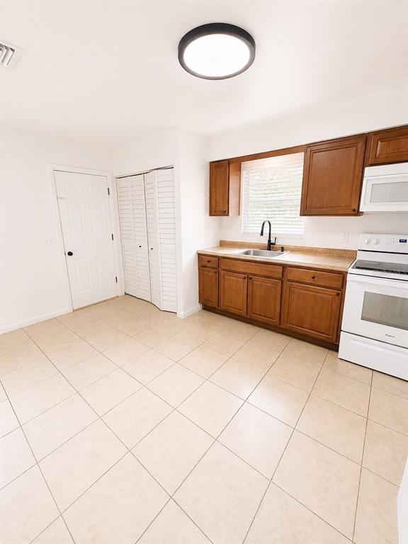 Building Photo - 1632 NE 71st Pl