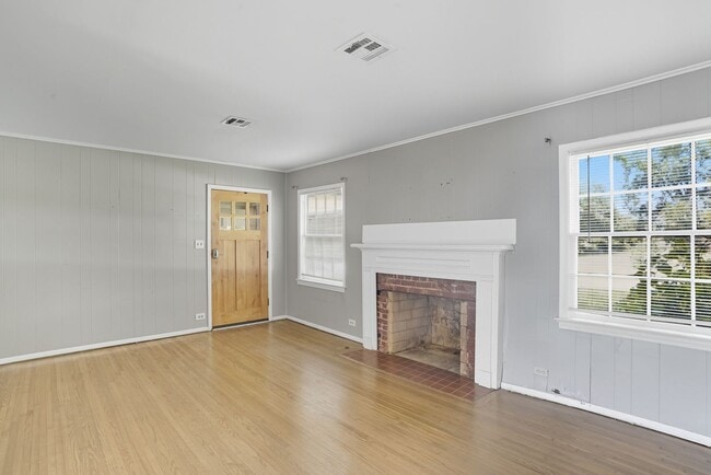 Building Photo - Charming 3-Bedroom Near Brookside & The Ga...