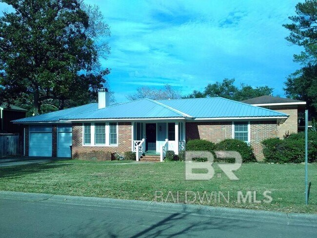 Primary Photo - 25 Laurel Ave