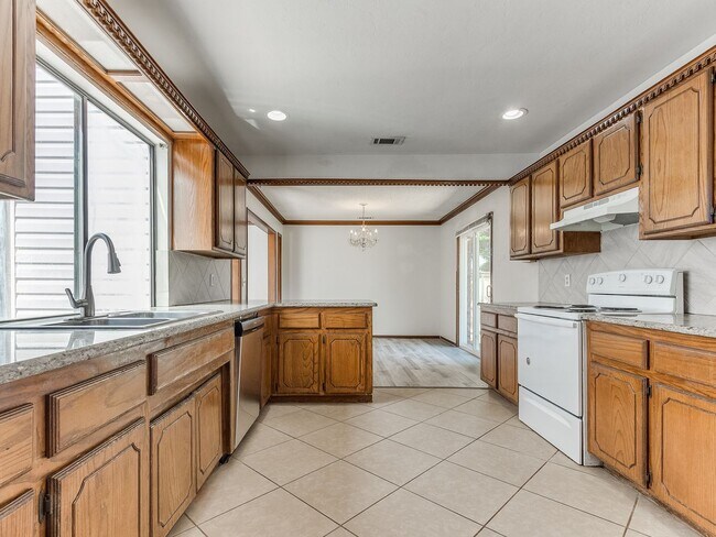 Building Photo - 3 Bed 2 bath!
