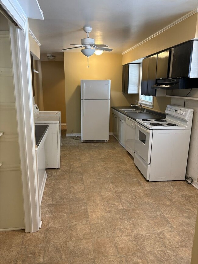 Building Photo - 873 W Clinton Dr