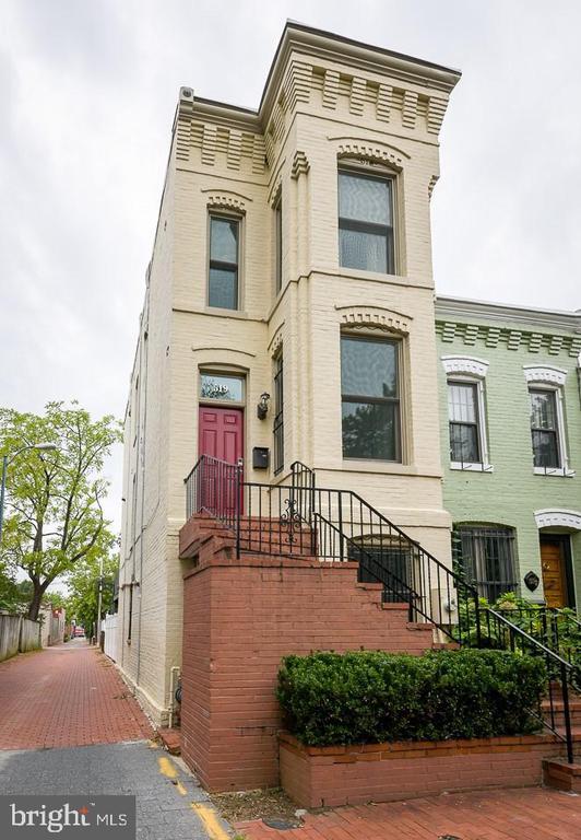 Building Photo - 519 10th St SE