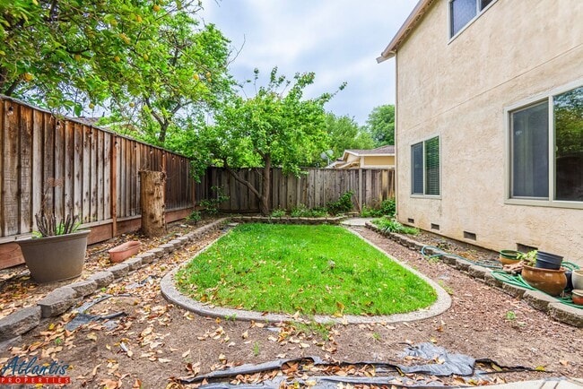 Building Photo - Lovely Home | Bonus Room | A/C | Solar Panels