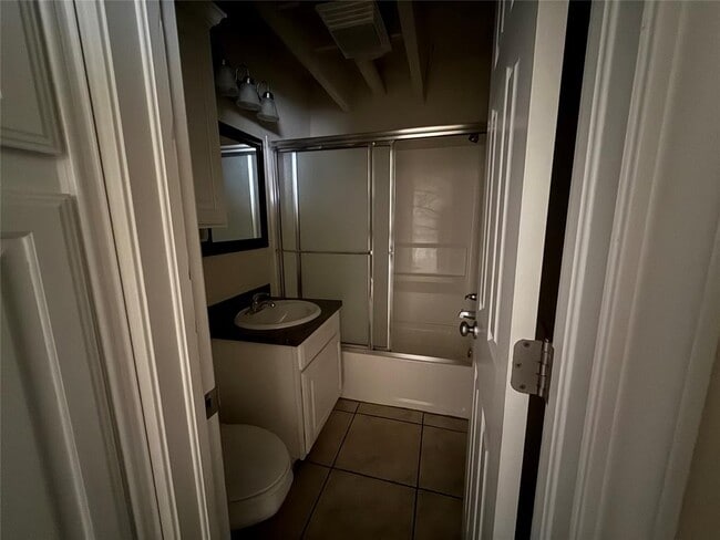 Building Photo - 729 E Commerce St