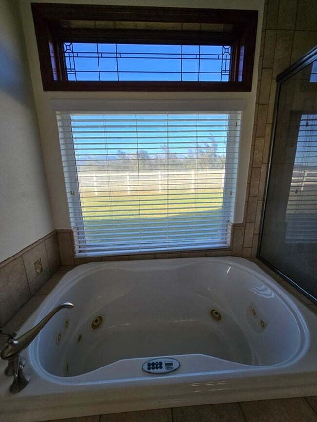 Building Photo - Private Country Living!!!