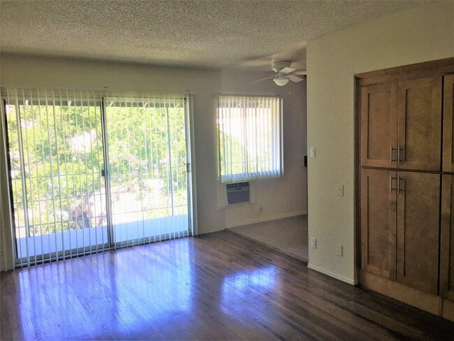 Building Photo - Parr, 10424-10425