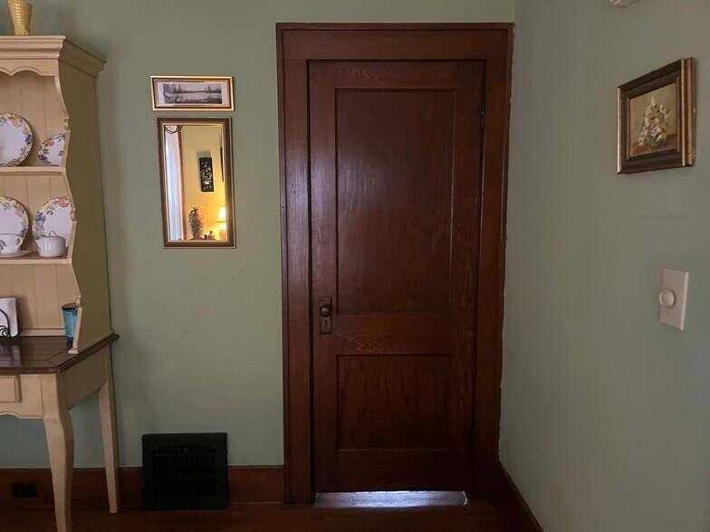 Building Photo - 719 W 2nd St