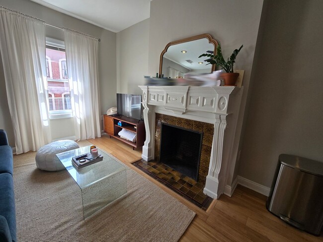 Building Photo - Beautiful bright modern 1 bedroom in the h...