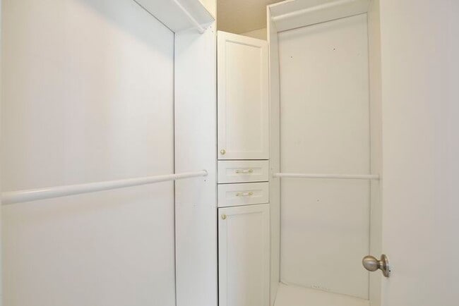 Building Photo - Charming 3/2 Spacious Home Located in the ...