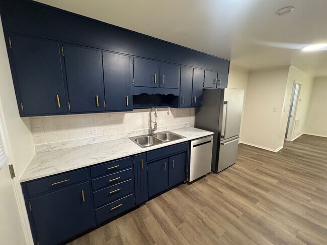 Building Photo - Commanche St Duplex