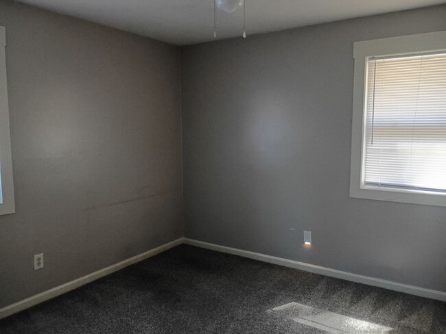 Building Photo - MOVE IN READY