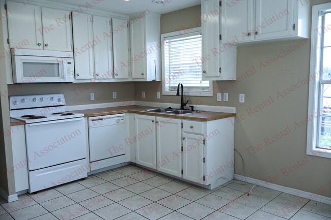 Building Photo - 629 S Barnett Springs St