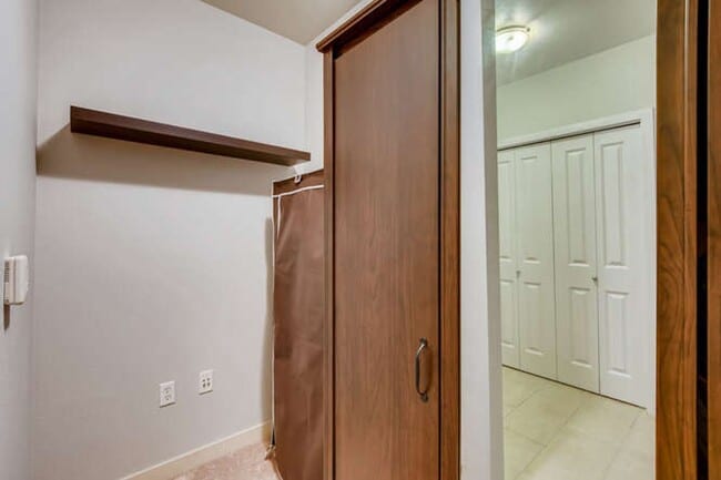 Building Photo - SPACIOUS 1-BEDROOM APARTMENT FOR RENT IN DOWNTOWN BALLARD!