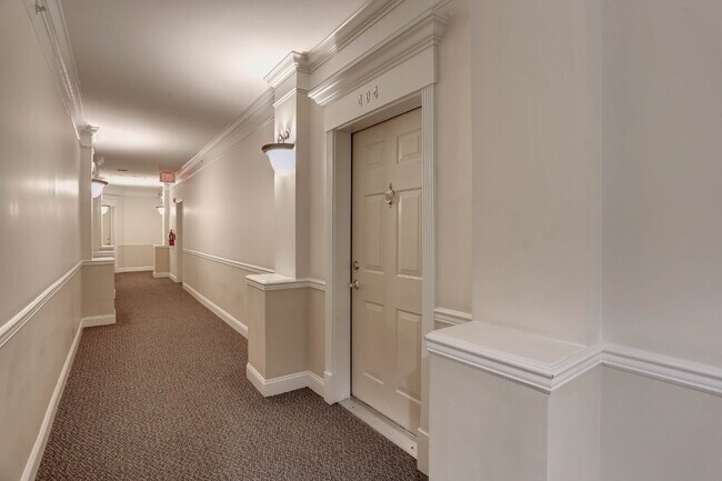 Building Photo - 2BD/2BA Fabulous River Hill Condo