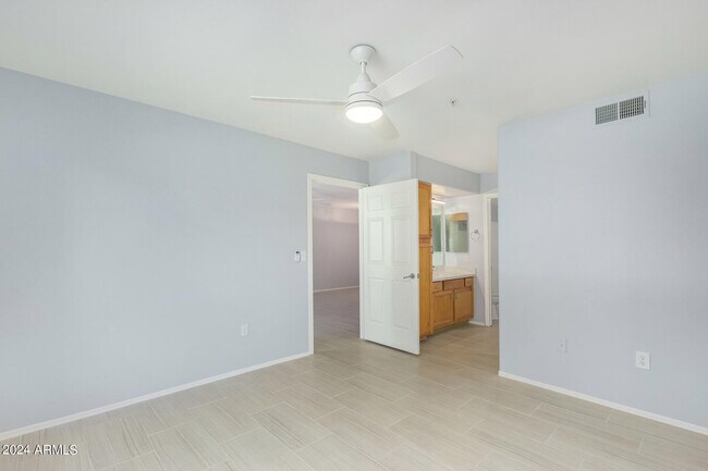 Building Photo - 9990 N Scottsdale Rd