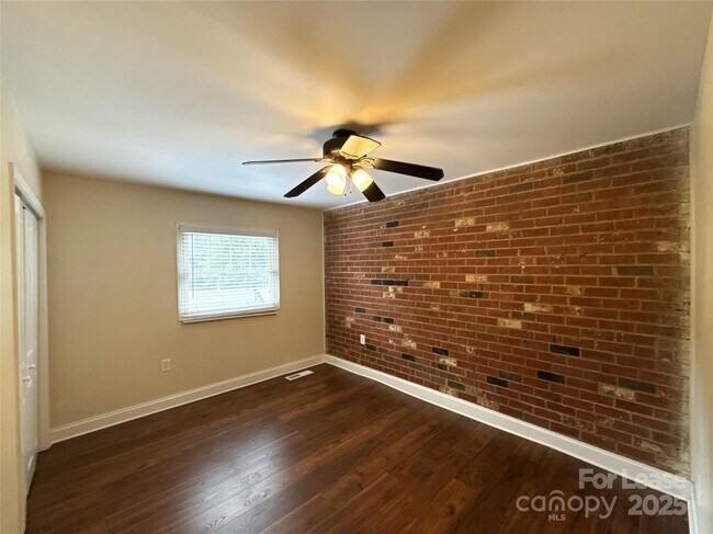 Building Photo - 1207 Green Oaks Ln