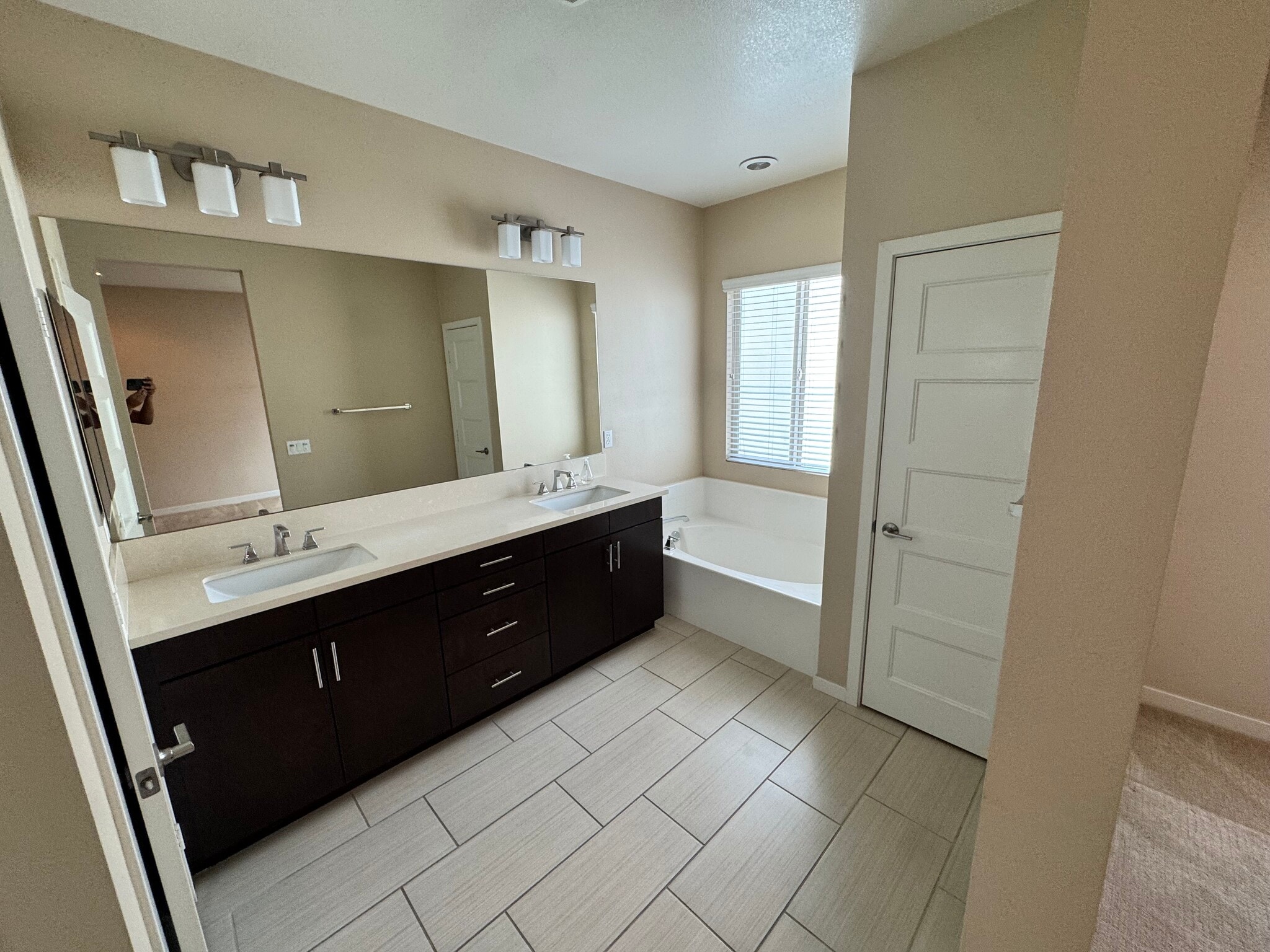 Building Photo - 1506 W Artesia Sq